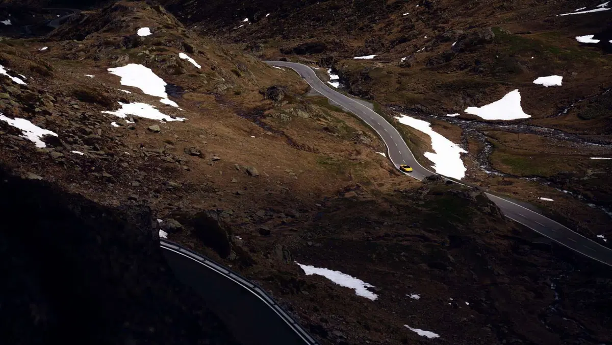 La storia della strada più bella d'Italia | Il Gran San Bernardo con Maserati MC20 [Video] (31)
