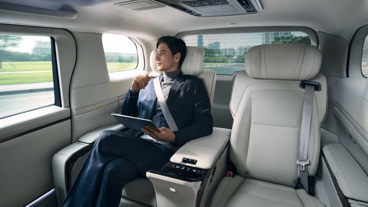 Lexus LM: lusso alla grande (in tutti i sensi) (4)