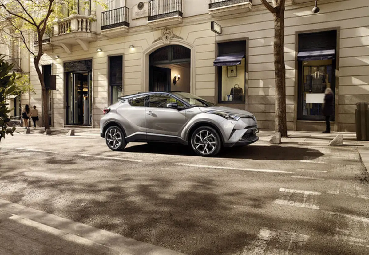 Toyota C-HR Hybrid: svelati nuovi dettagli (2)