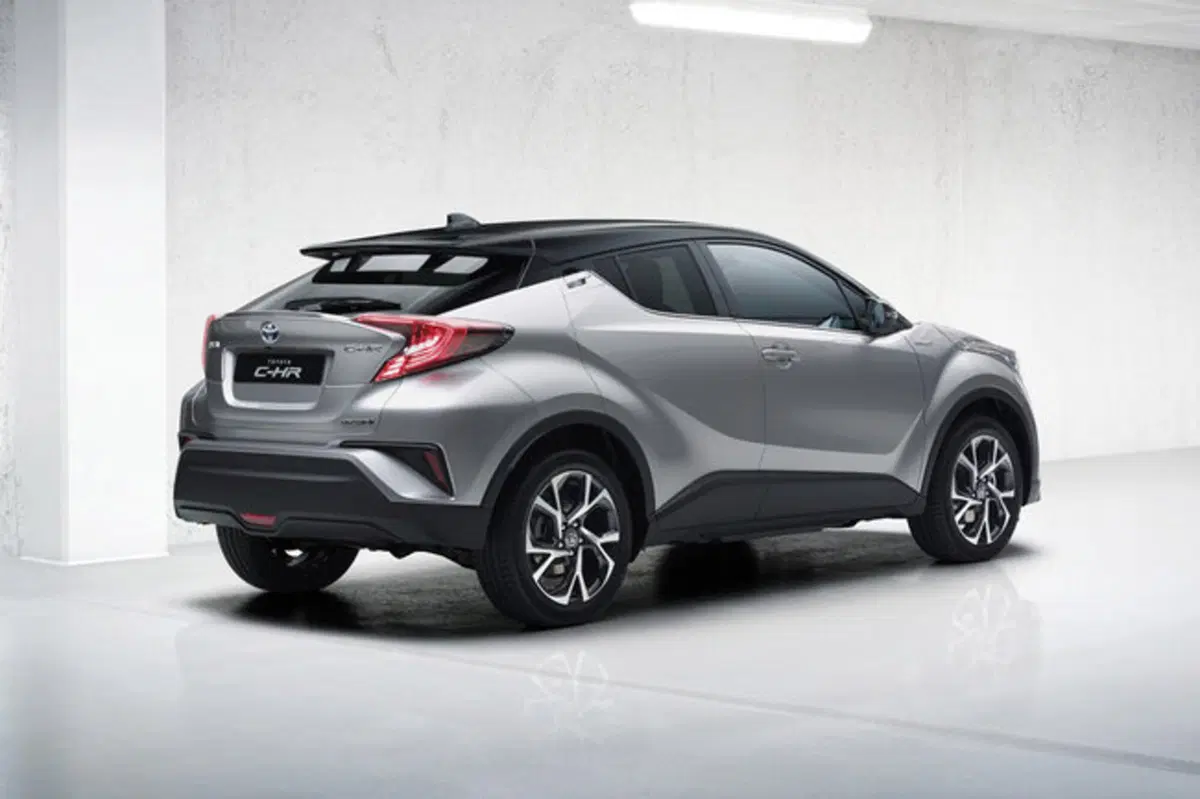 Toyota C-HR Hybrid: svelati nuovi dettagli (17)