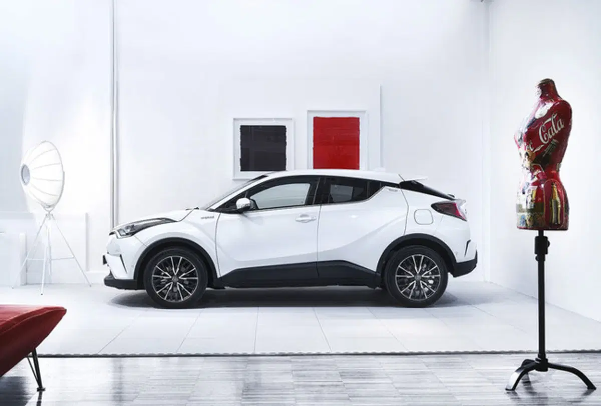 Toyota C-HR Hybrid: svelati nuovi dettagli (18)