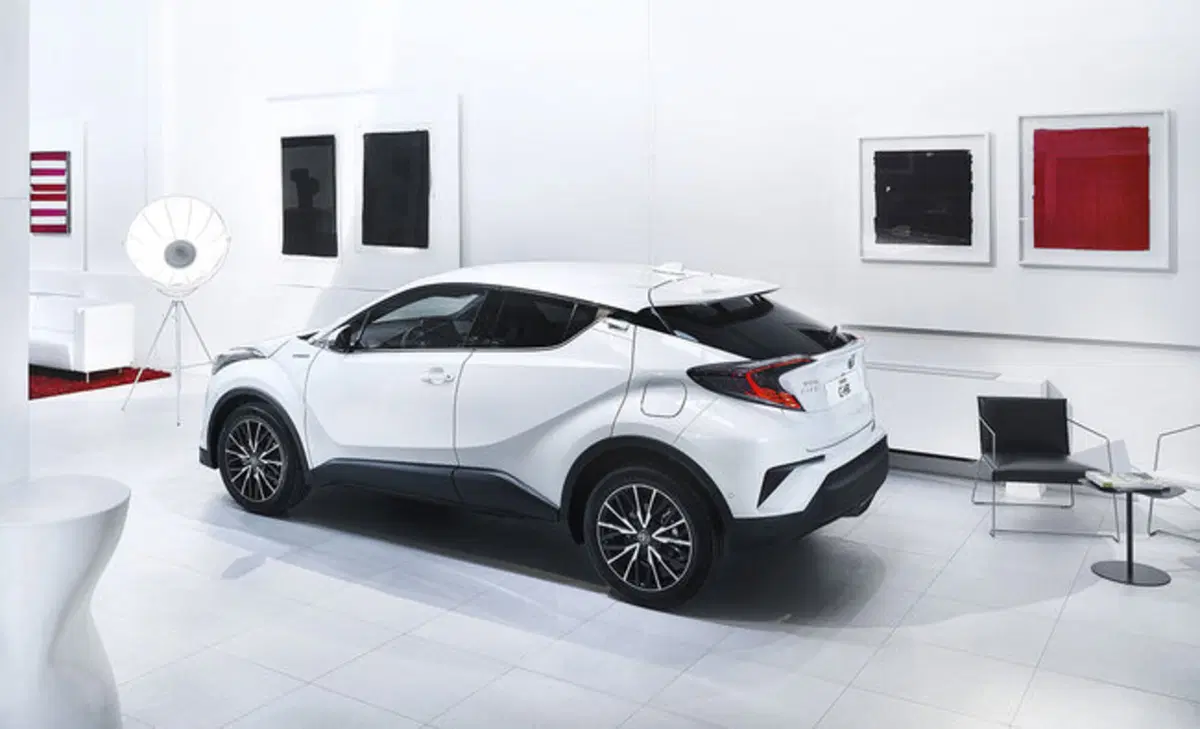 Toyota C-HR Hybrid: svelati nuovi dettagli (23)