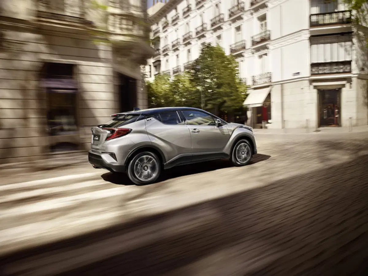 Toyota C-HR Hybrid: svelati nuovi dettagli (25)