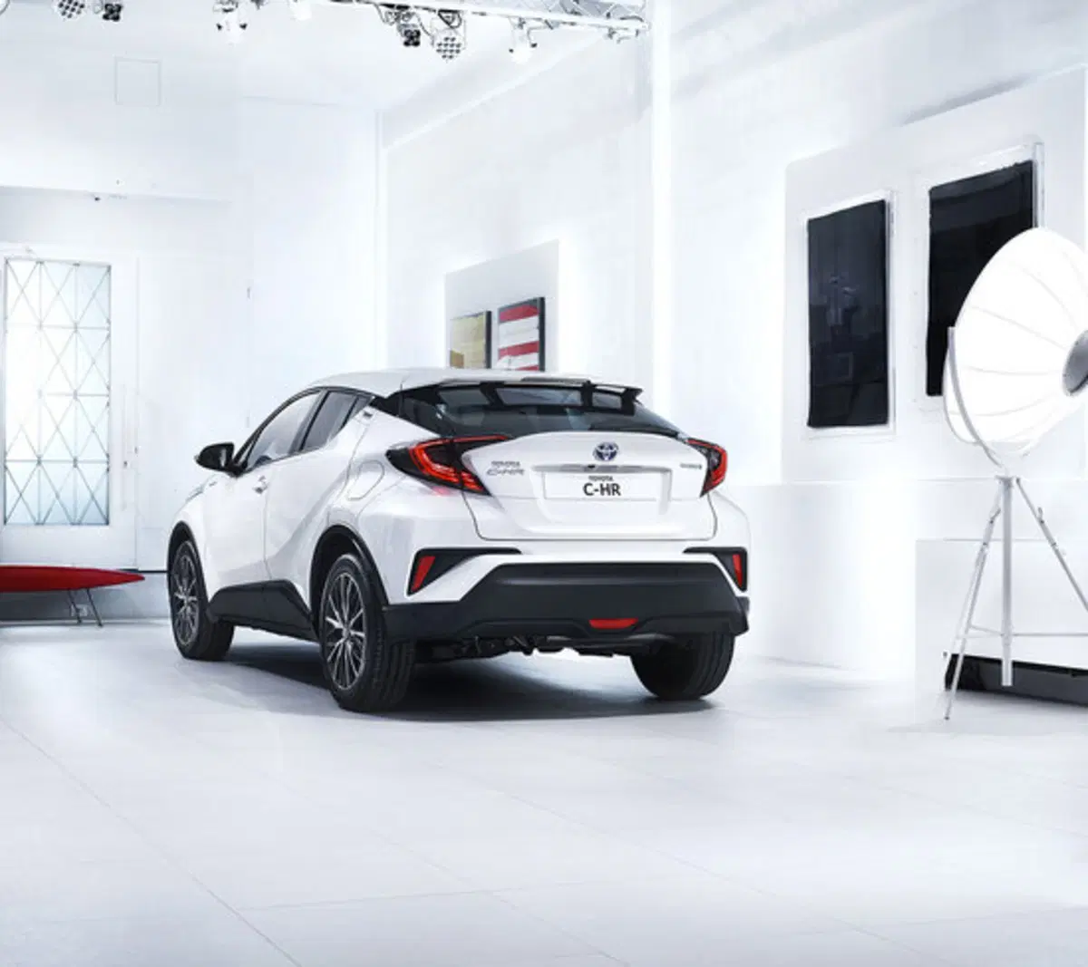 Toyota C-HR Hybrid: svelati nuovi dettagli (29)