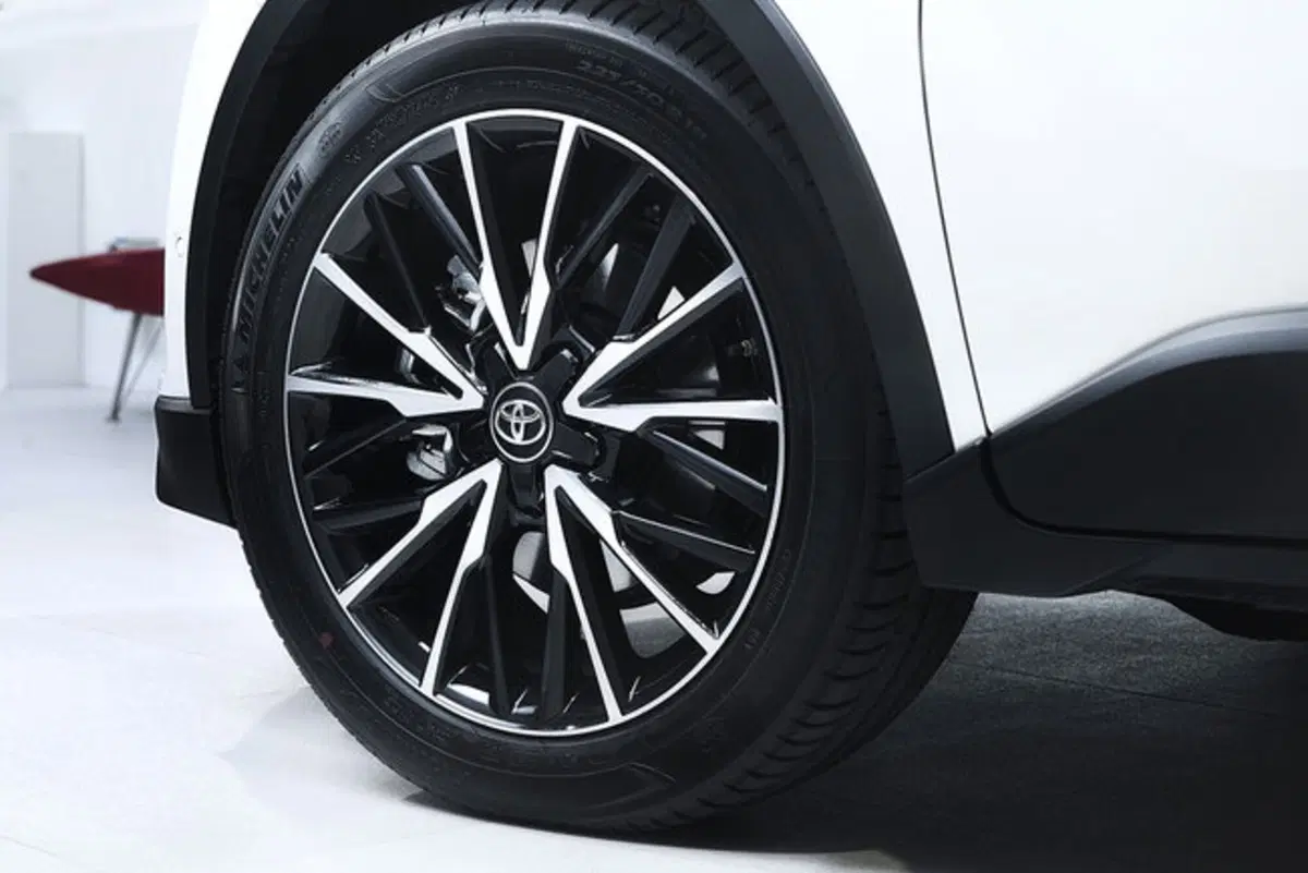 Toyota C-HR Hybrid: svelati nuovi dettagli (30)
