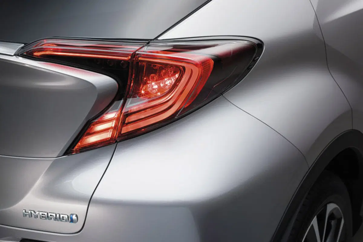 Toyota C-HR Hybrid: svelati nuovi dettagli (31)