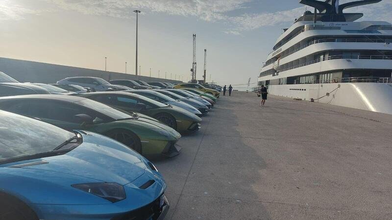 Cento Lamborghini in coda ad aspettare i passeggeri dello yacht di lusso