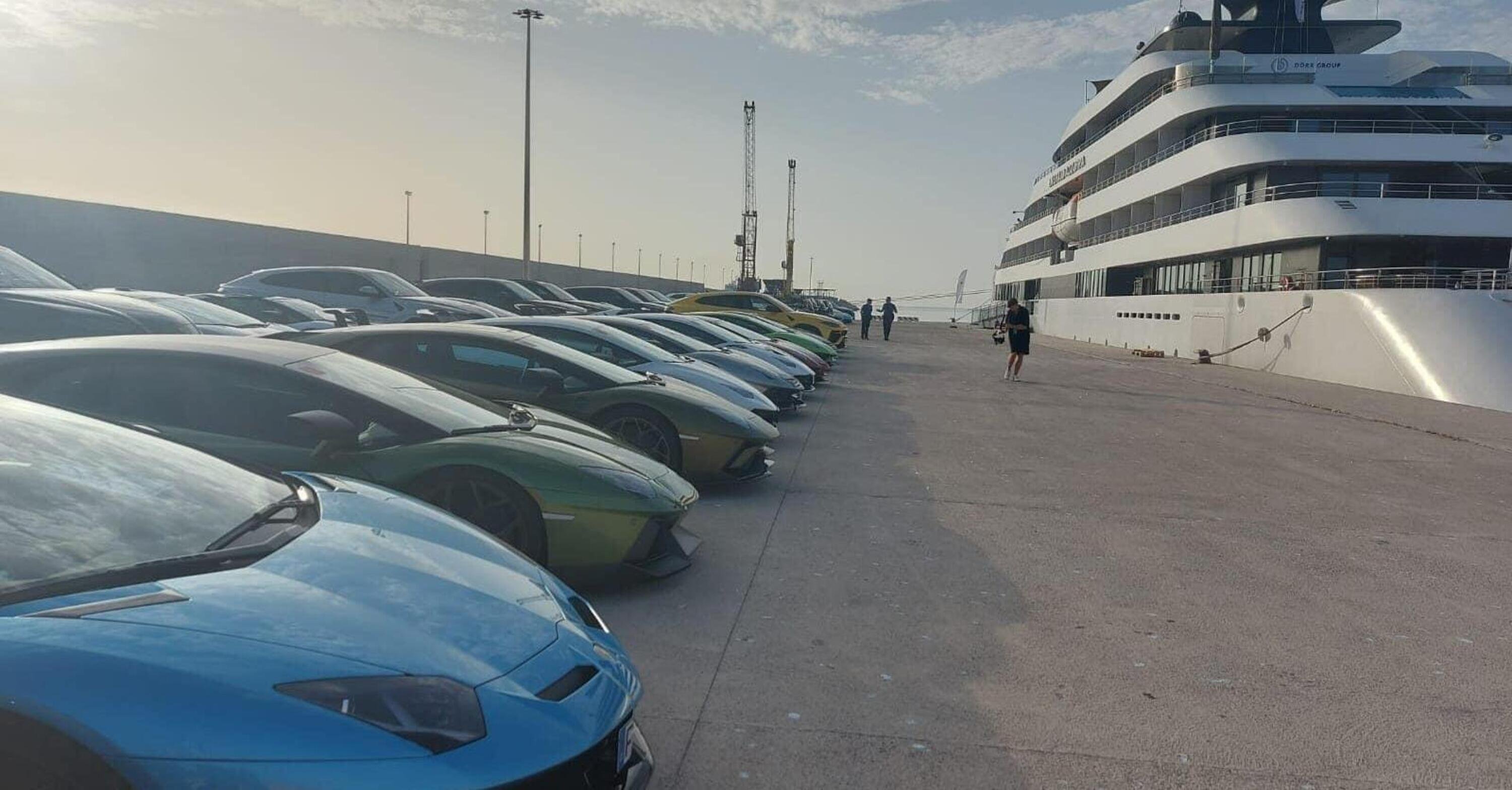 Cento Lamborghini in coda ad aspettare i passeggeri dello yacht di lusso