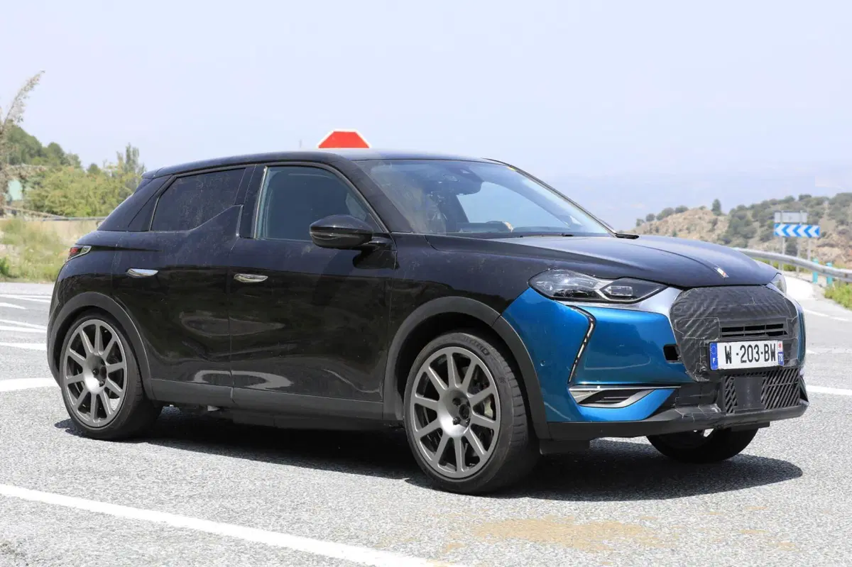 Nuova DS3 E-Tense “Sport”, l’elettrica arriva nel 2024 [Foto Spia] (4)