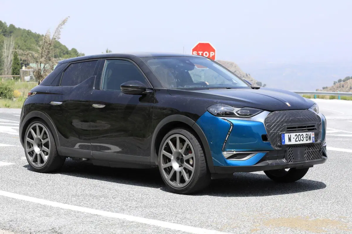 Nuova DS3 E-Tense “Sport”, l’elettrica arriva nel 2024 [Foto Spia] (6)