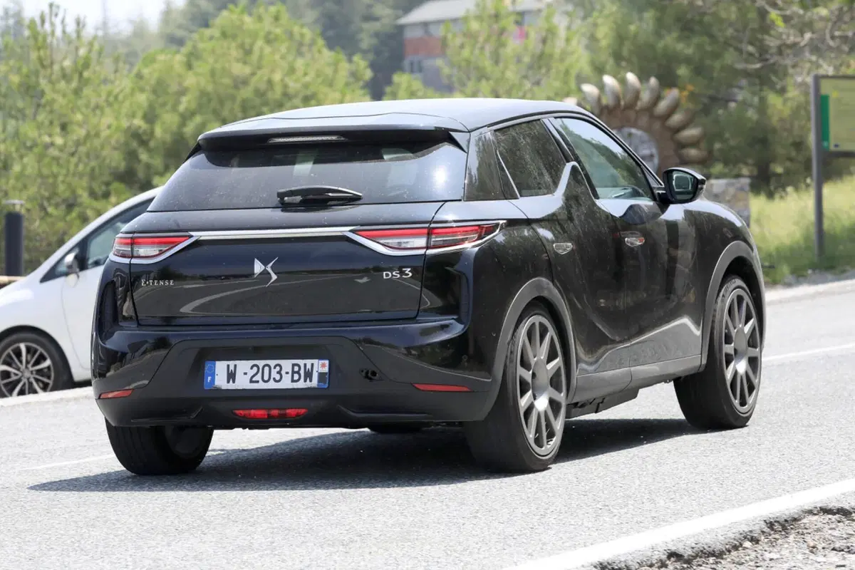 Nuova DS3 E-Tense “Sport”, l’elettrica arriva nel 2024 [Foto Spia] (8)