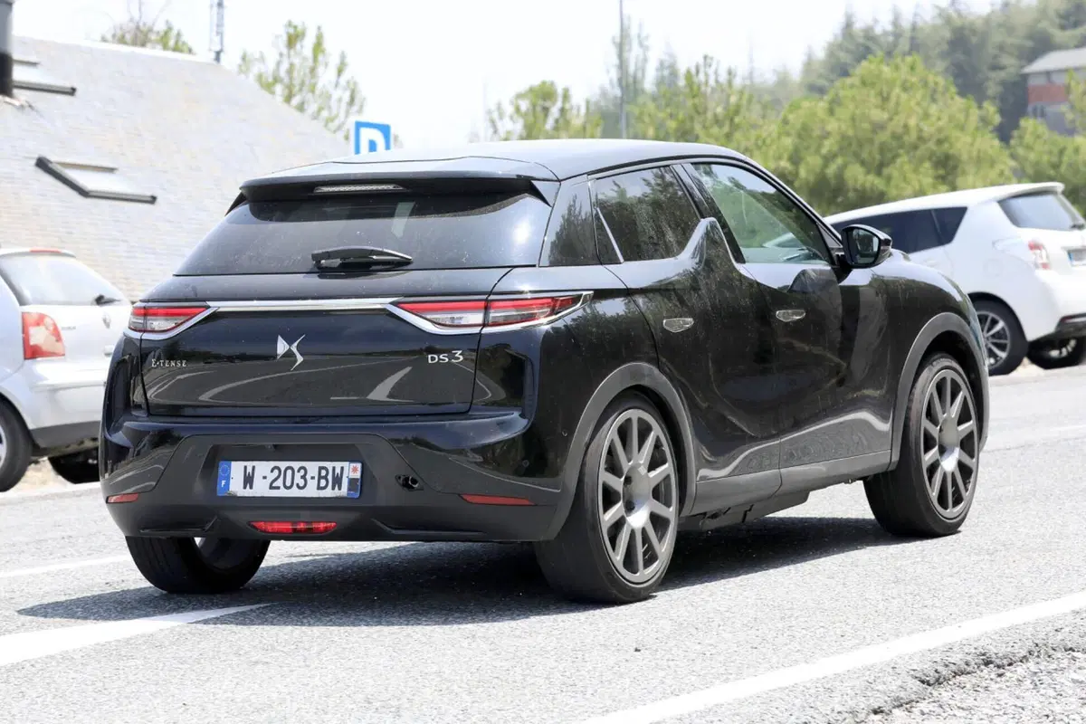 Nuova DS3 E-Tense “Sport”, l’elettrica arriva nel 2024 [Foto Spia] (9)