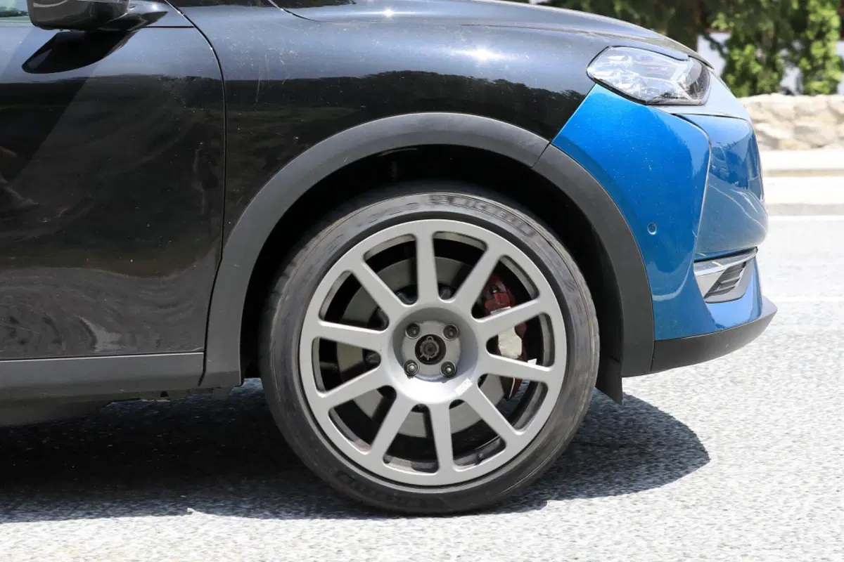 Nuova DS3 E-Tense “Sport”, l’elettrica arriva nel 2024 [Foto Spia] (11)