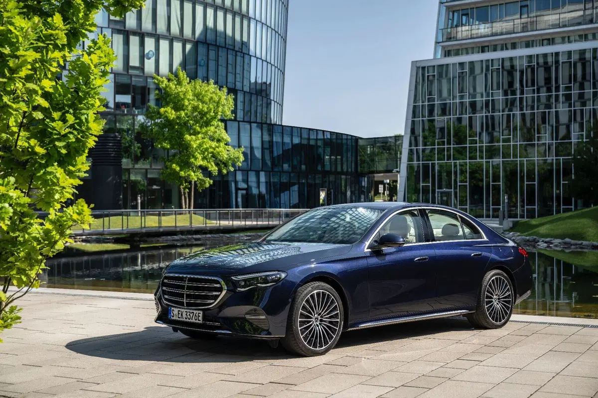Mercedes Classe E 2023, non emoziona...ma tecnologia ed efficienza sono al top [Video]