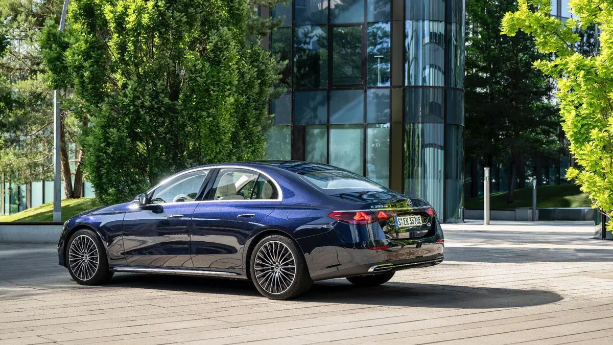 Mercedes Classe E 2023, non emoziona...ma tecnologia ed efficienza sono al top [Video] (2)