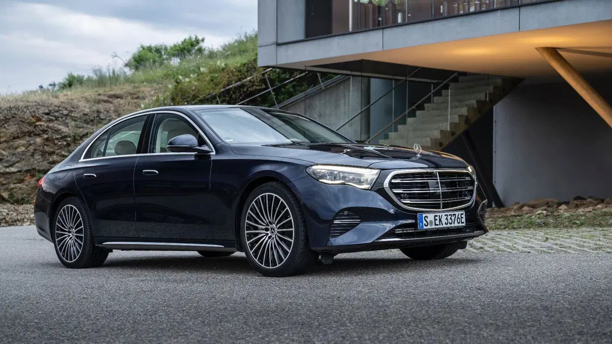 Mercedes Classe E 2023, non emoziona...ma tecnologia ed efficienza sono al top [Video] (4)