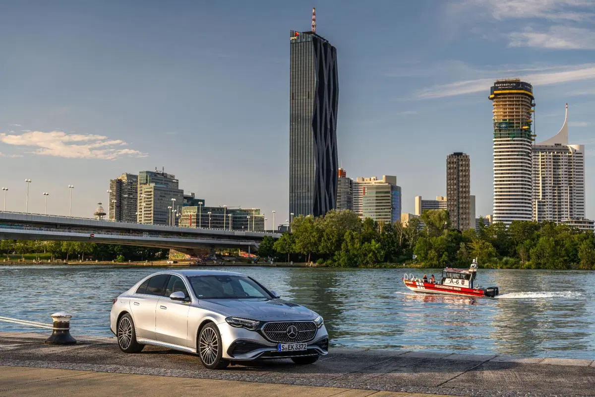Mercedes Classe E 2023, non emoziona...ma tecnologia ed efficienza sono al top [Video] (11)
