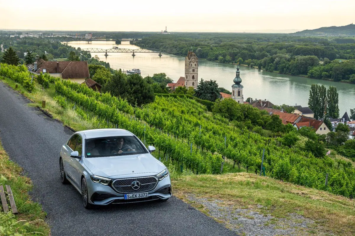 Mercedes Classe E 2023, non emoziona...ma tecnologia ed efficienza sono al top [Video] (12)