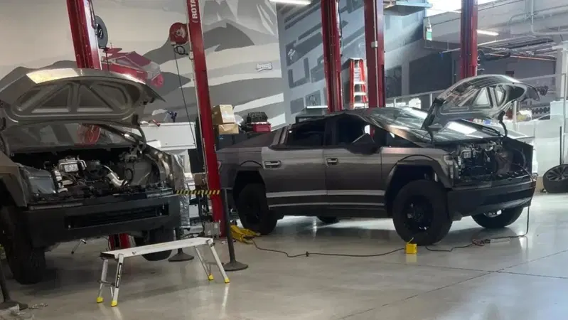 Tesla Cybetruck si veste da Ford F-150 Lightning, e scopre il lato A