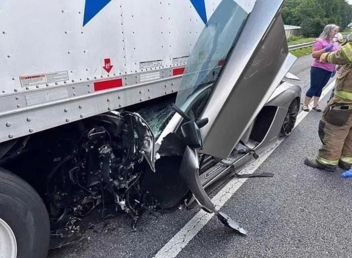 Lamborghini Aventador si schianta sotto un Tir, conducente salvo (2)