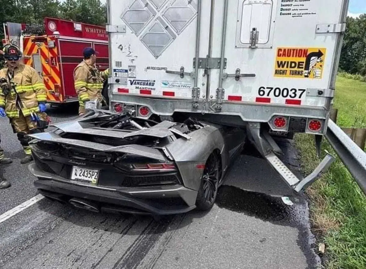 Lamborghini Aventador si schianta sotto un Tir, conducente salvo (3)