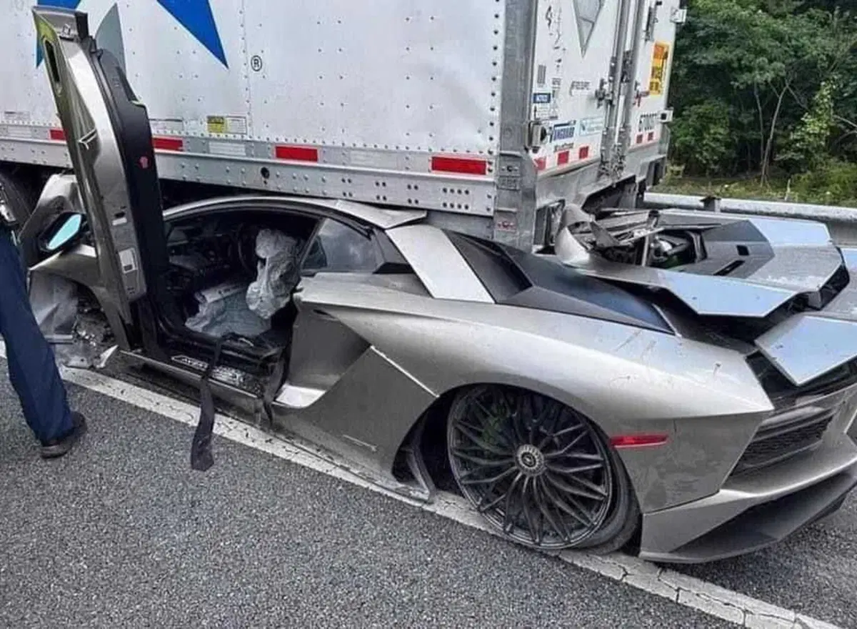 Lamborghini Aventador si schianta sotto un Tir, conducente salvo (4)