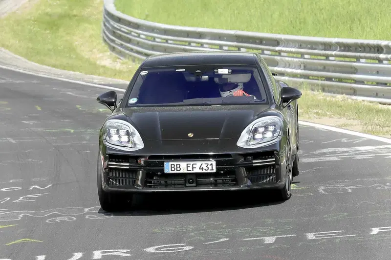 Porsche Panamera: le foto spia al Ring, sar&agrave; l'ultima generazione