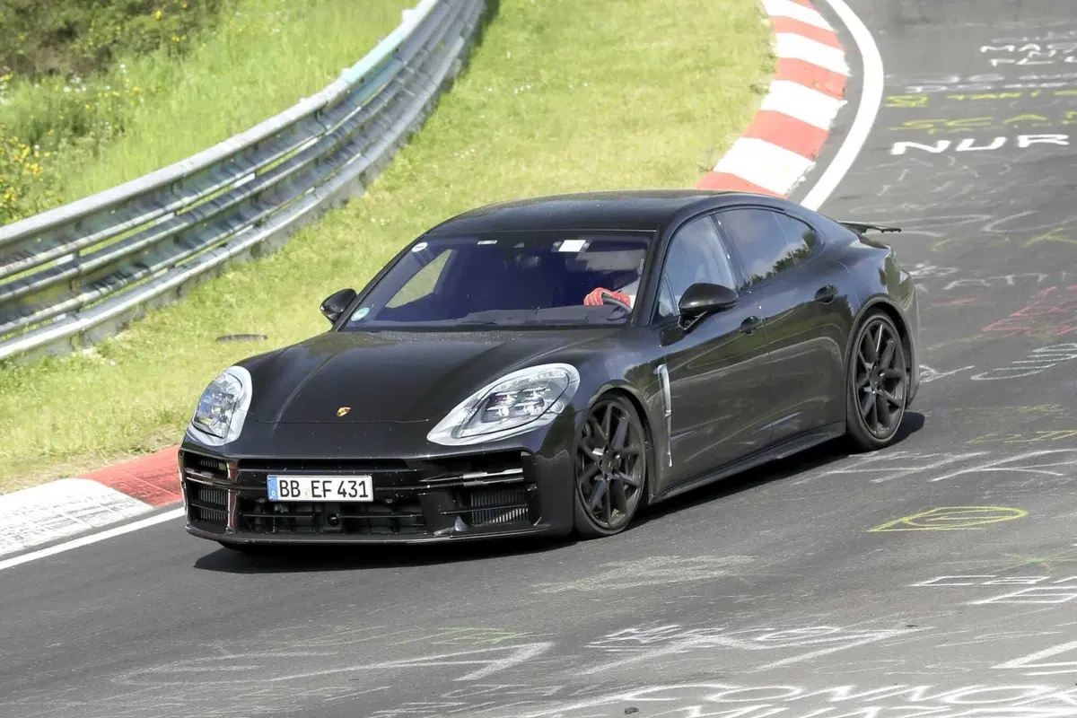 Porsche Panamera: le foto spia al Ring, sarà l'ultima generazione (2)