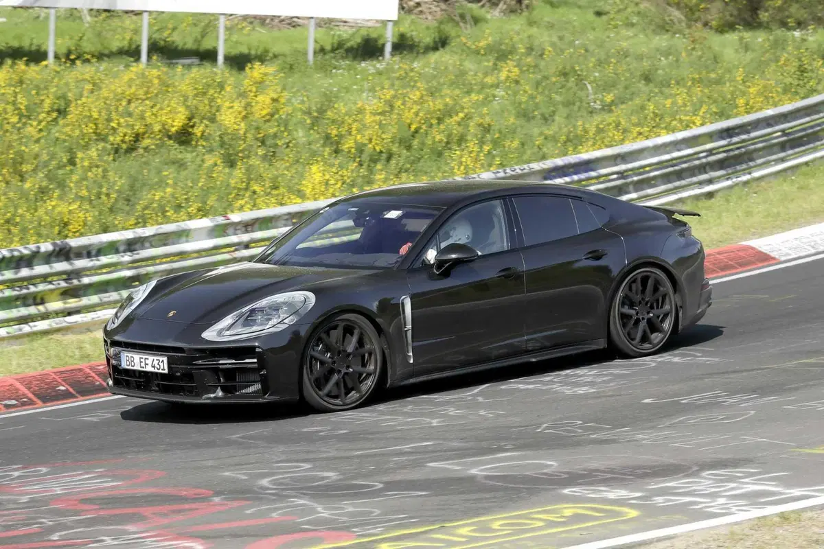 Porsche Panamera: le foto spia al Ring, sarà l'ultima generazione (3)
