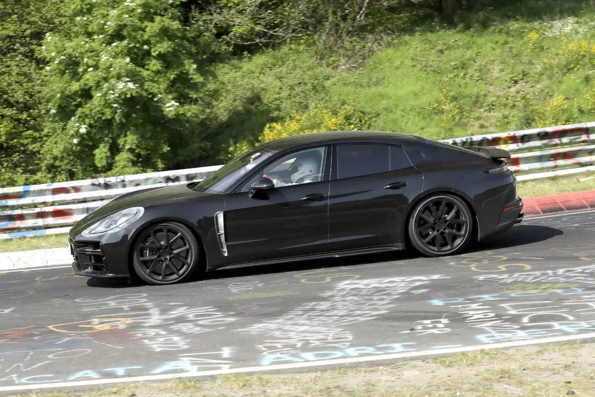 Porsche Panamera: le foto spia al Ring, sarà l'ultima generazione (4)