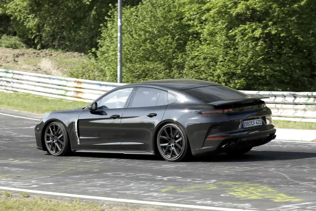Porsche Panamera: le foto spia al Ring, sarà l'ultima generazione (5)