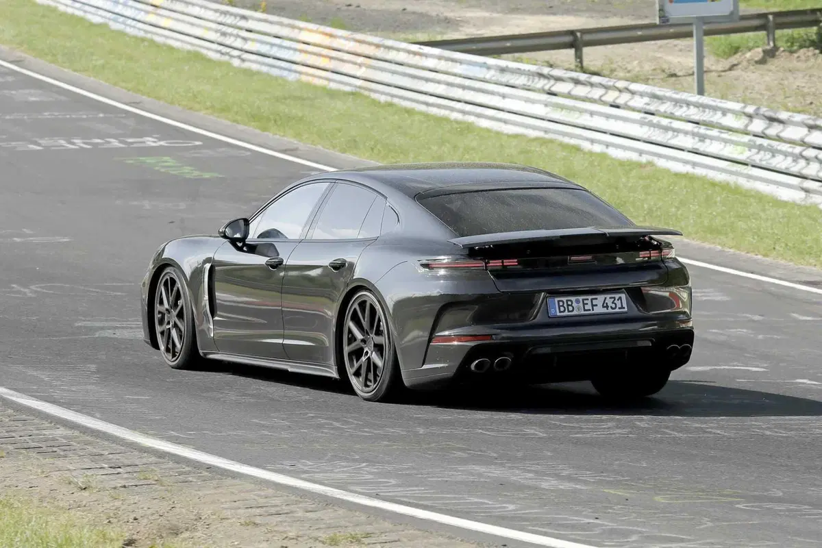 Porsche Panamera: le foto spia al Ring, sarà l'ultima generazione (6)