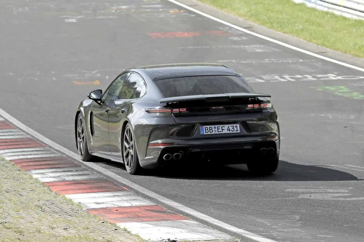 Porsche Panamera: le foto spia al Ring, sarà l'ultima generazione (7)