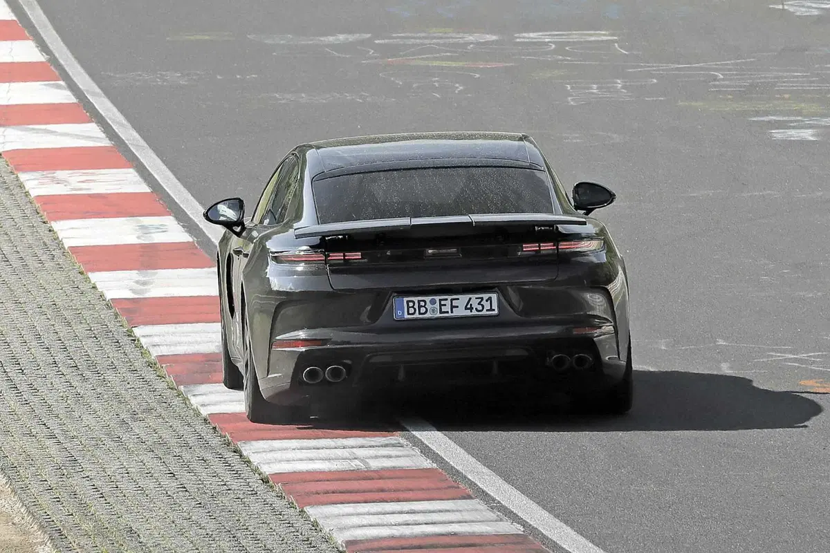 Porsche Panamera: le foto spia al Ring, sarà l'ultima generazione (8)