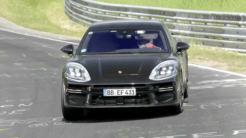 Porsche Panamera: le foto spia al Ring, sar&agrave; l'ultima generazione
