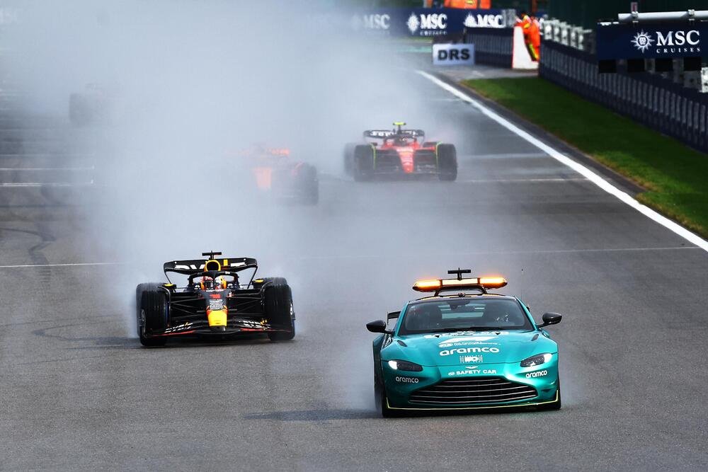 Max Verstappen alle spalle della Safety Car nella Sprint del GP del Belgio 2023 di F1