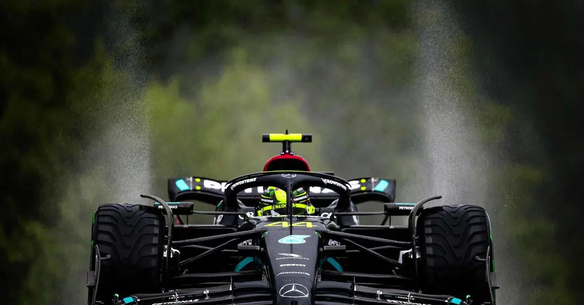 F1 GP Belgio. Incidente con Perez, Hamilton:"Sono un pilota: se c'&egrave; uno spazio, mi butto"