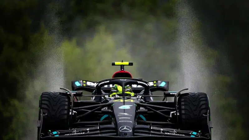 F1 GP Belgio. Incidente con Perez, Hamilton:"Sono un pilota: se c'&egrave; uno spazio, mi butto"
