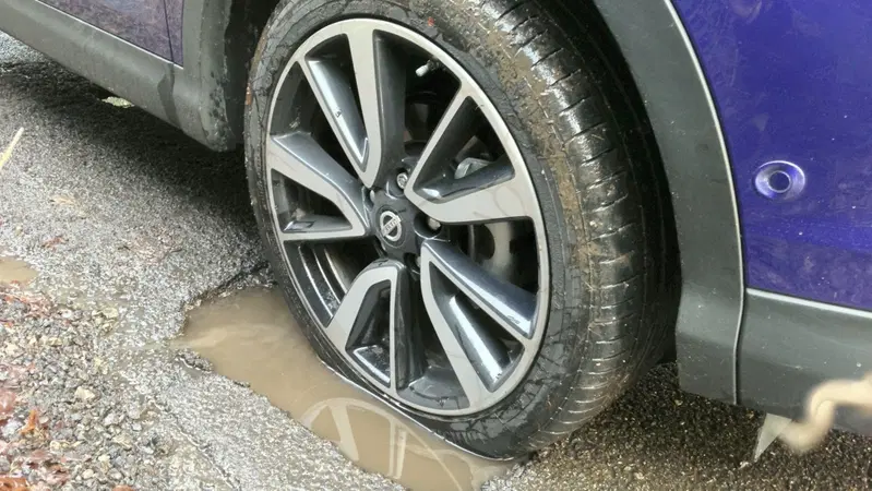Gomme sgonfiate dagli "ambientalisti" a Torino: disagi ai cittadini