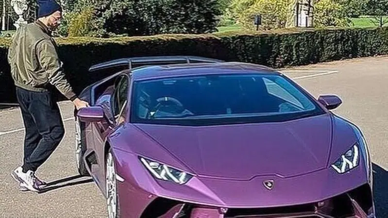 La Lamborghini Huracan va fuori strada: in soccorso arriva una Urus 