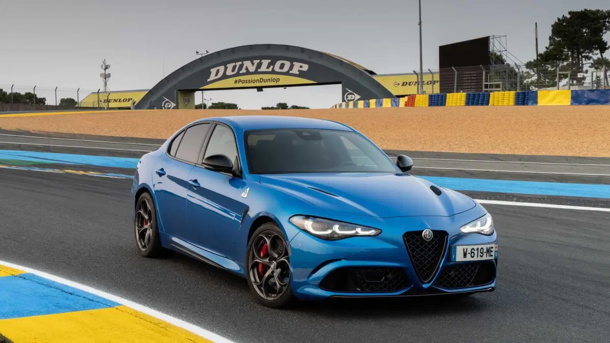 Alfa Romeo Giulia 2.9 T V6 AT8 Quadrifoglio (2)