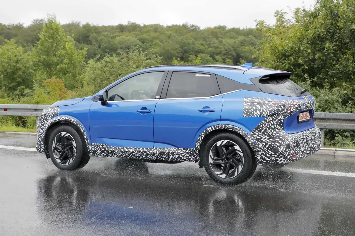 Nissan Qashqai 2024, ecco il nuovo facelift [Foto Spia] (8)