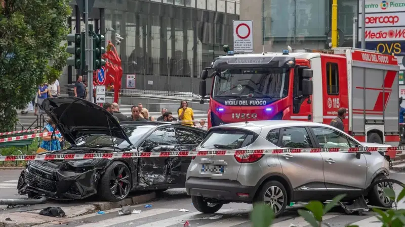 Morto il ragazzo investito a Milano sul marciapiede: inversione di marcia causa l'incidente