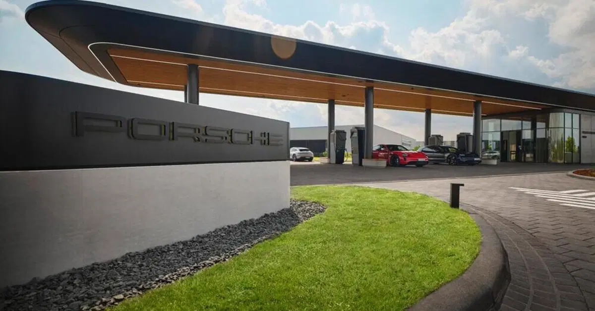 Porsche apre la "super colonnina" lounge fino a 400 kW a Francoforte