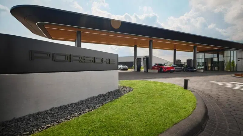 Porsche apre la "super colonnina" lounge fino a 400 kW a Francoforte