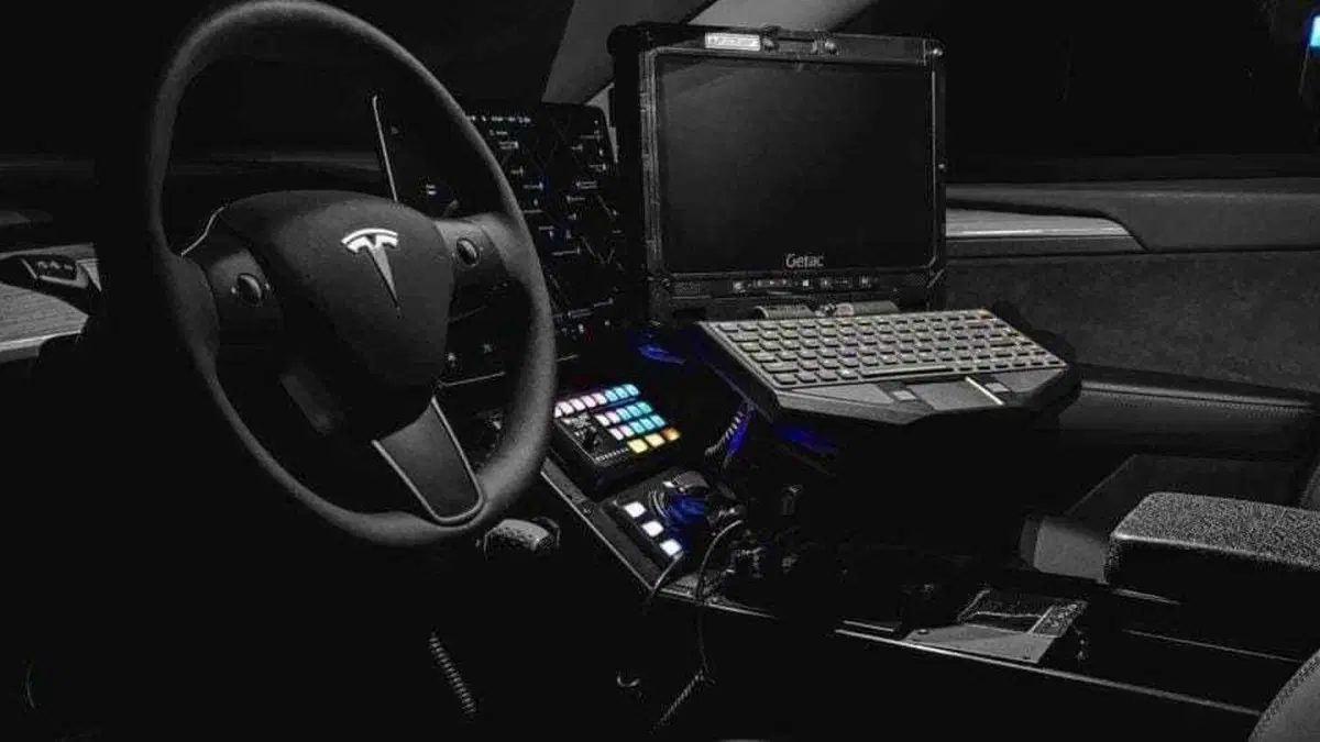Tesla Model Y: allestimento Polizia di Unplugged Performance (3)