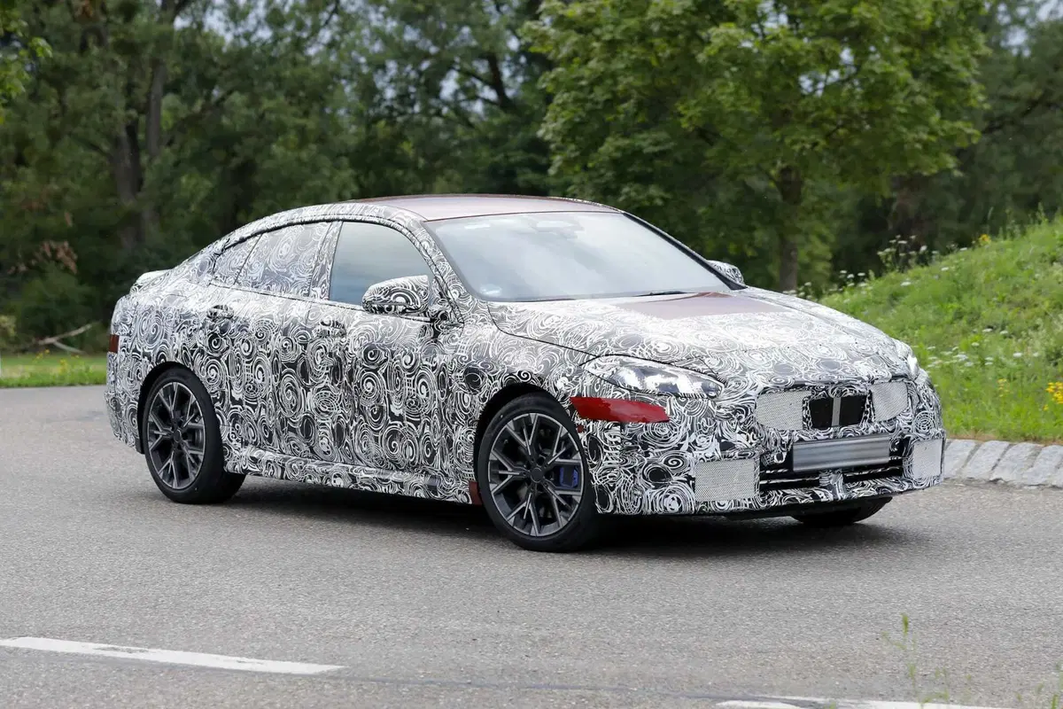 BMW Serie 2 Gran Coupé, il facelift arriva nel 2024 [Foto Spia] (4)