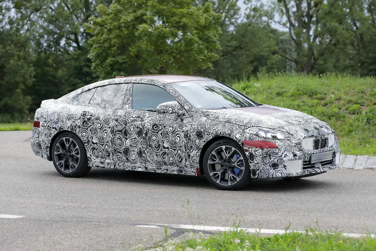 BMW Serie 2 Gran Coupé, il facelift arriva nel 2024 [Foto Spia] (5)