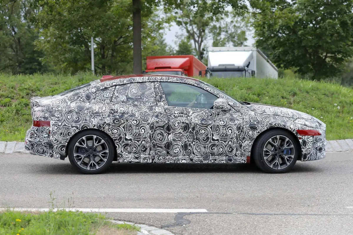 BMW Serie 2 Gran Coupé, il facelift arriva nel 2024 [Foto Spia] (6)