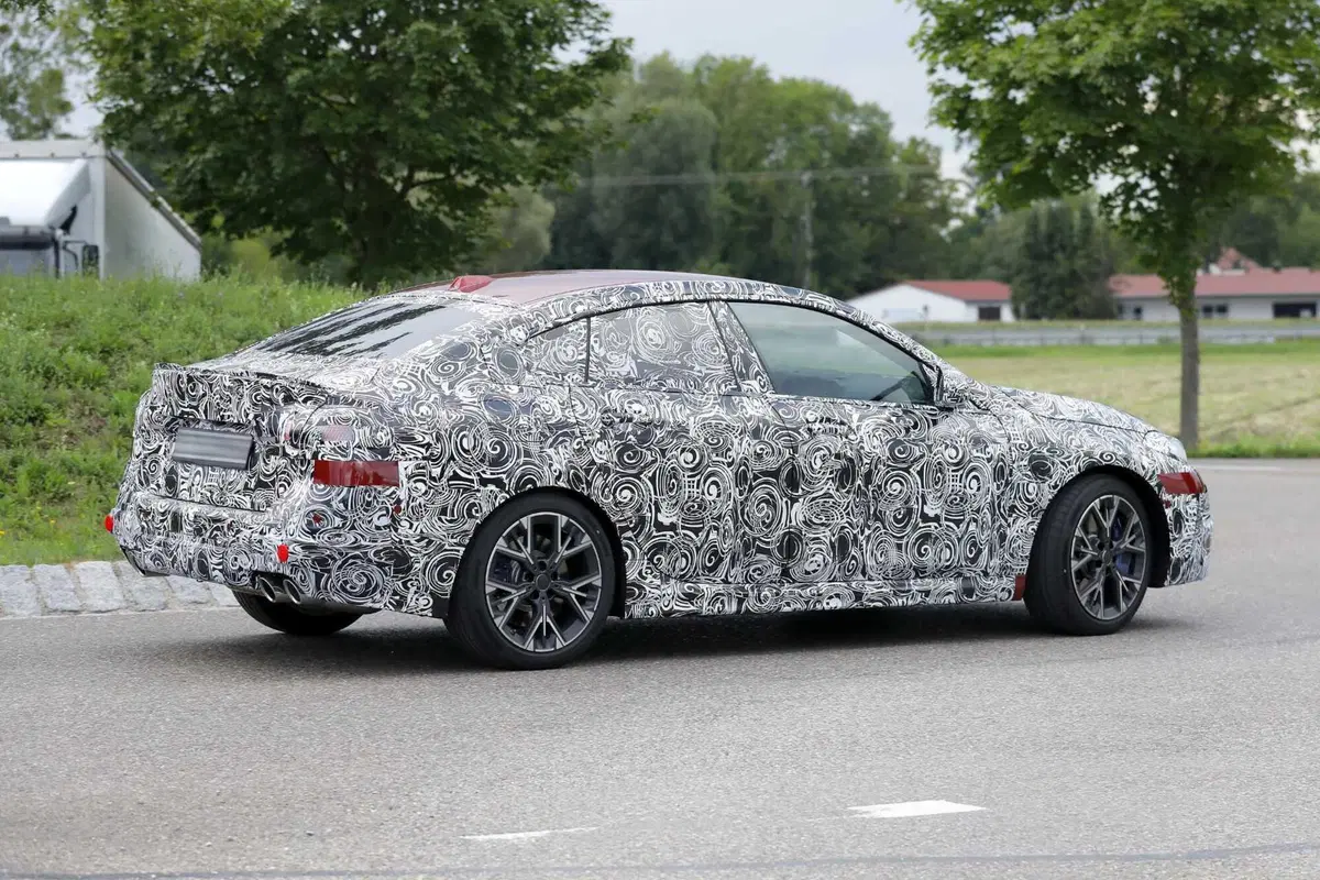 BMW Serie 2 Gran Coupé, il facelift arriva nel 2024 [Foto Spia] (7)